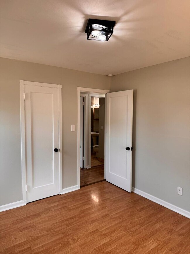 Building Photo - 4 bedroom 1 bathroom