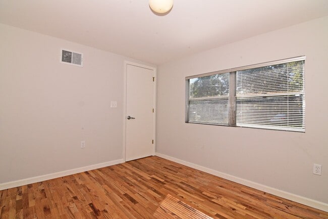 Foto del edificio - 1319 Francis Ave