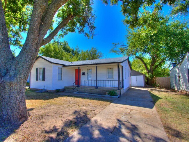 Foto del edificio - Charming 2 bed 1 bath home with many updates!