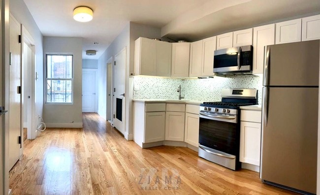 Building Photo - 128 India St