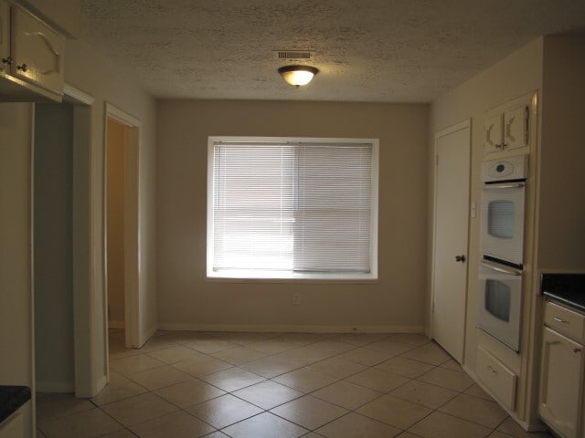 Foto del edificio - 5811 Crooked Post Rd