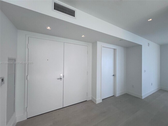 Foto del edificio - 700 NE 24th St