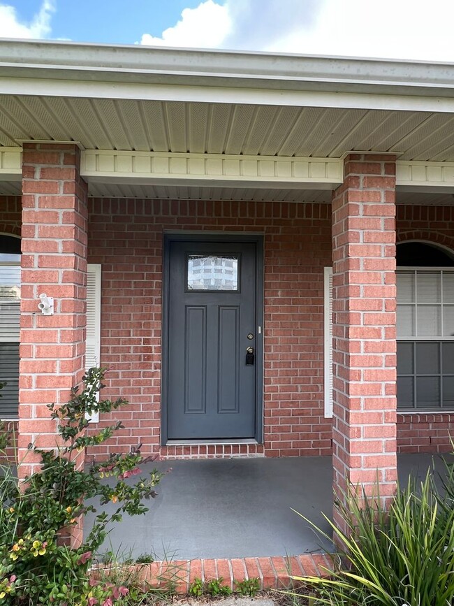 Building Photo - Beautiful 4 Bedroom