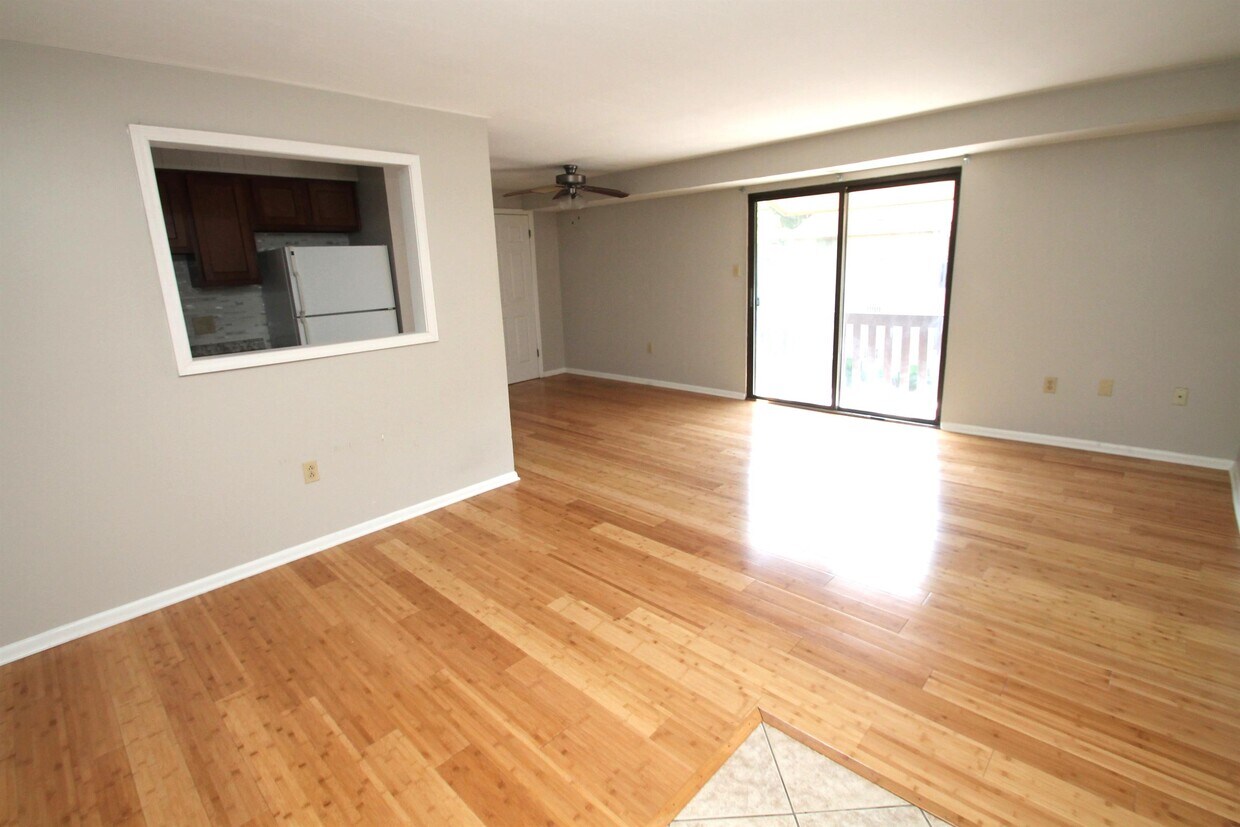 6150 LIBRARY ROADAPT 12 Unit 12, Bethel Park, PA 15102 Room for Rent