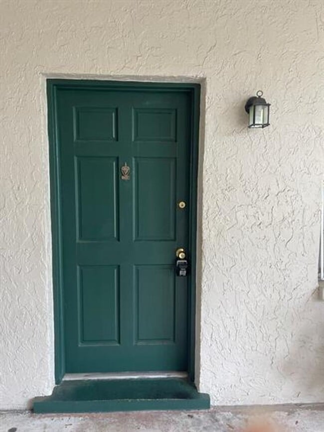 Building Photo - Charming 2-Bedroom Home in an Unbeatable L...