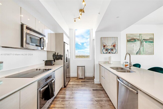 Building Photo - 2602 E Hallandale Beach Blvd