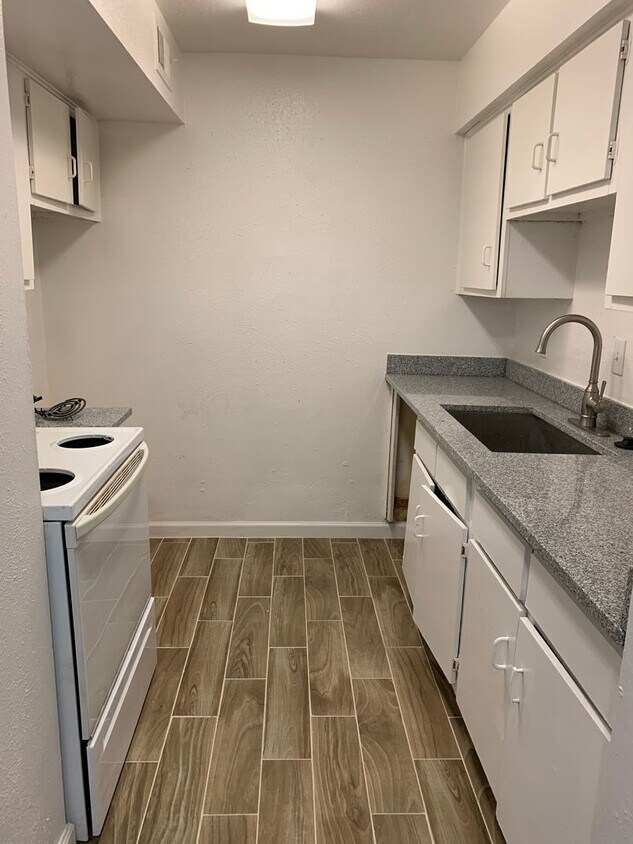 Primary Photo - 2 Bedrooms / 2 Baths updated first floor c...