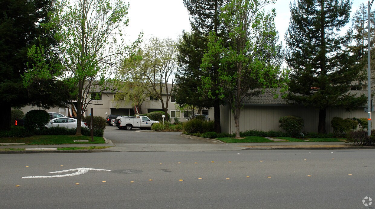 Primary Photo - Meadow Oaks West Apartments