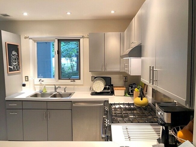 Foto del edificio - 3813 Carnegie Ln