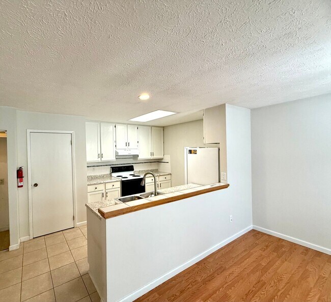 Foto del edificio - 2 BEDRM CONDO AVAILABLE NOW! MONTHLY RENT ...