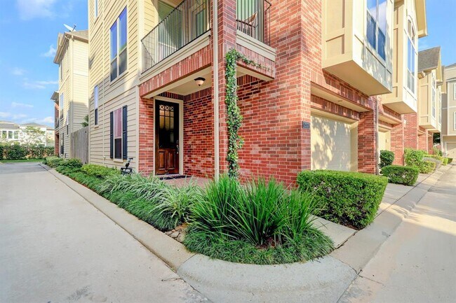 Building Photo - 2322 Bastrop St