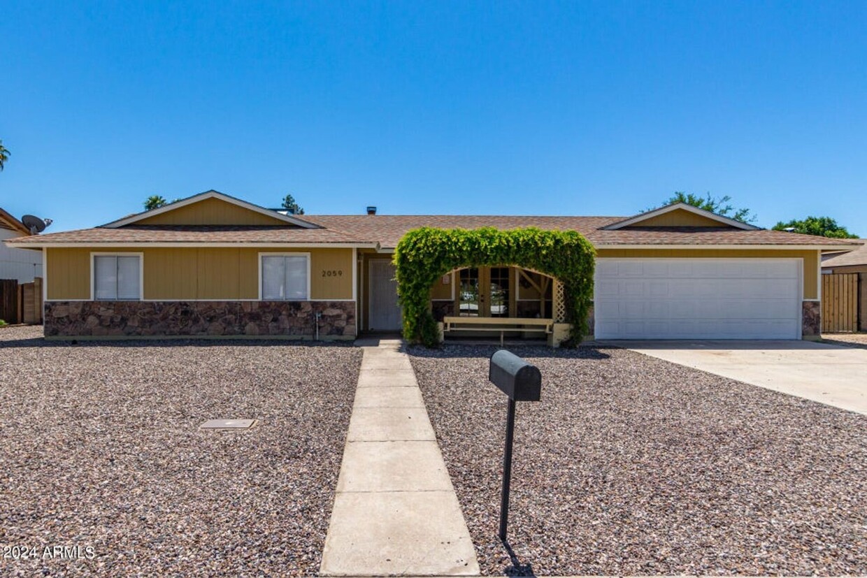Foto principal - 3 Bed, 3 Bath Mesa home
