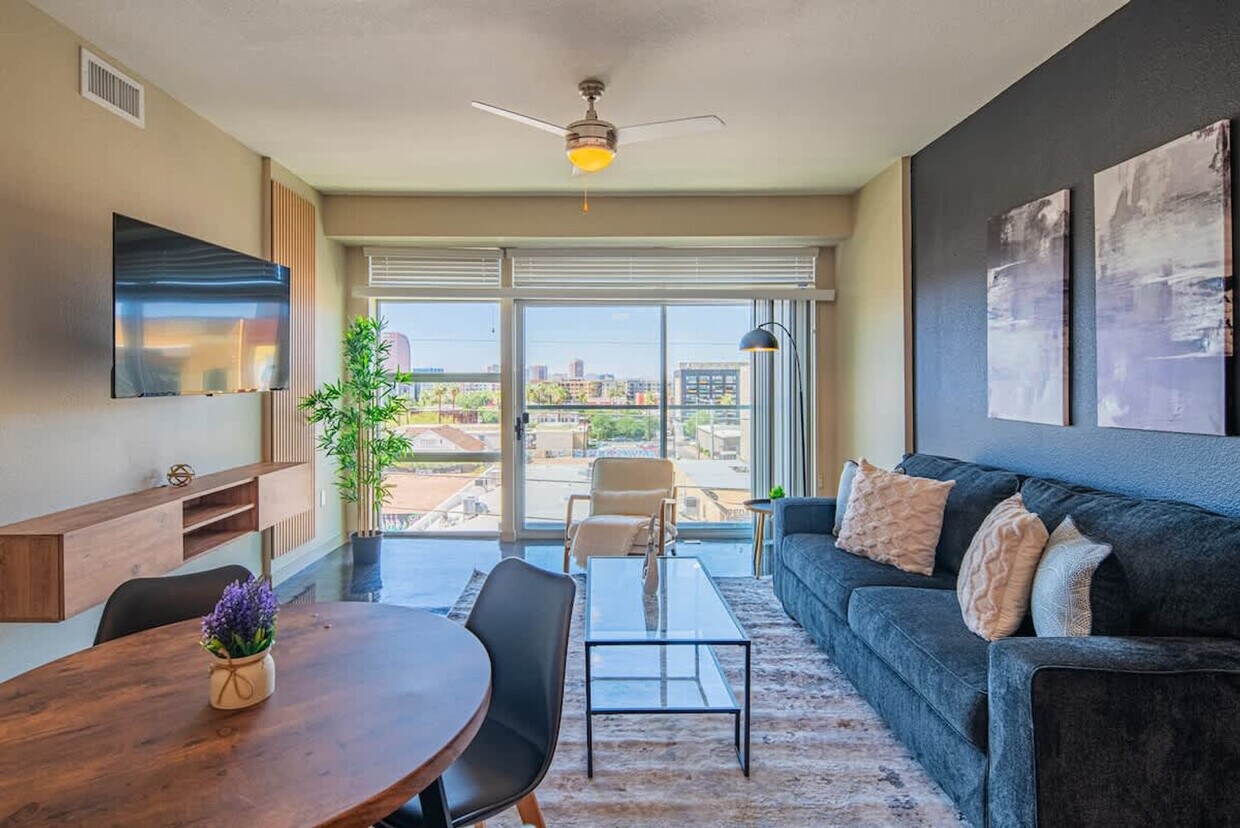 Foto principal - 295 E Roosevelt St