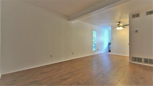 Building Photo - 2021 Bluebonnet Ln