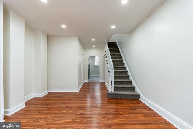 Building Photo - 2102 S Opal St