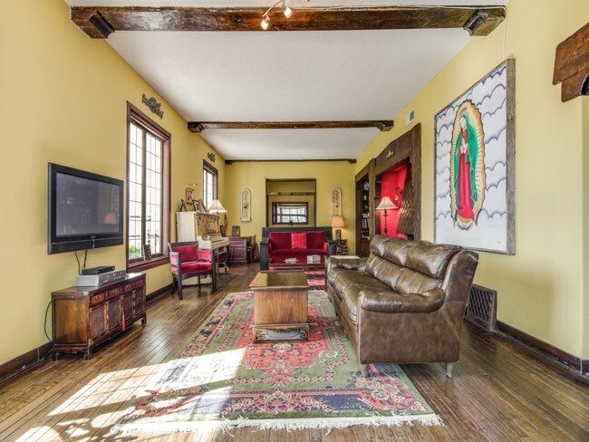 Sala de estar - 215 W Laurel St