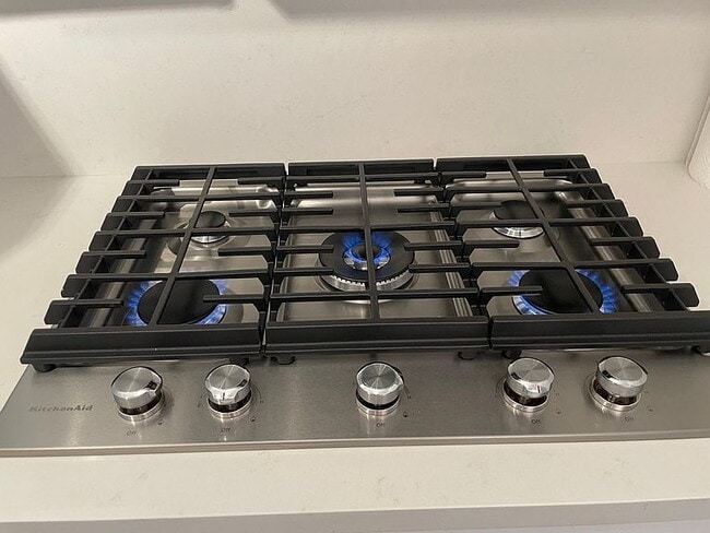 Foto del edificio - "Charming 1-Bedroom Oasis with Spacious Living in the Heart of Coral Gables!"