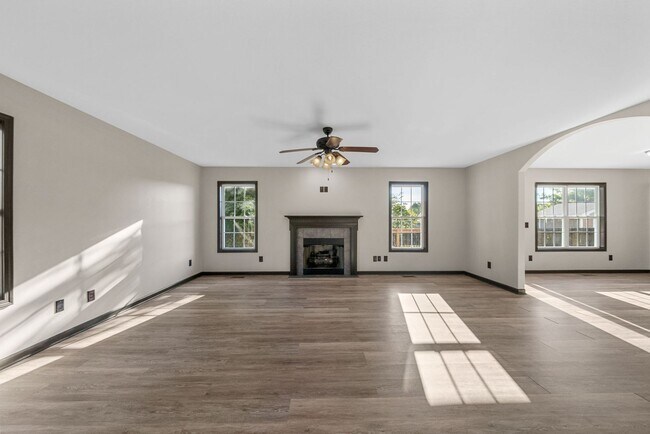Building Photo - 4 Bedroom Pet Friendly Home For Rent!