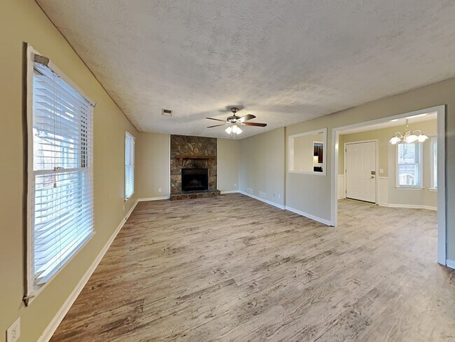Building Photo - 1621 Highland Ct