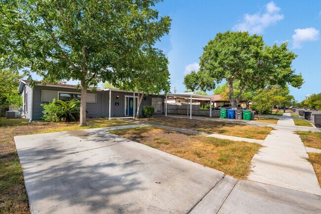 Photo - 310 E Hutchins Pl Townhome