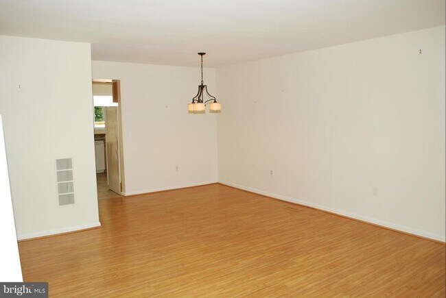 Building Photo - 2500 S Walter Reed Dr
