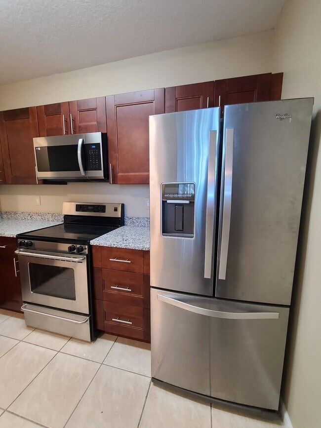Foto del edificio - 1169 Golden Lakes Blvd