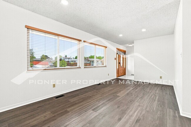Foto del edificio - Spacious Home with Central AC and Traditional Wood Features