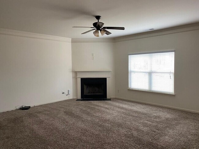 Building Photo - 867 Pine Ln