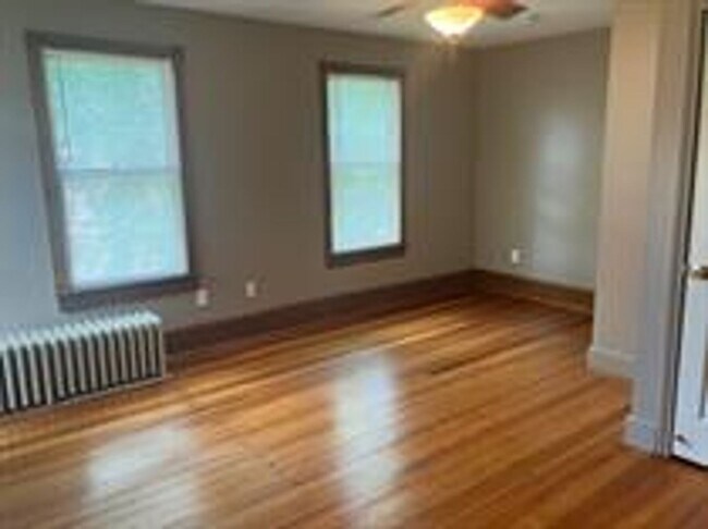 Building Photo - 209 Roxbury St