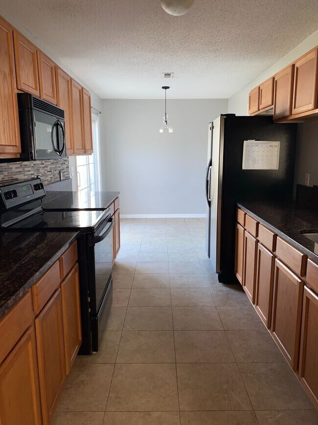 Foto del edificio - Three Bedroom Two Bath Home