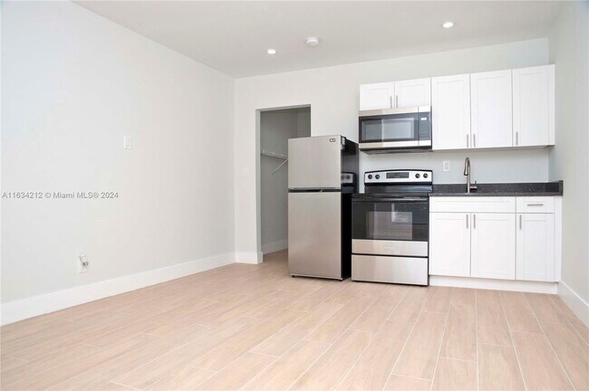 Building Photo - 4105 N Ocean Dr