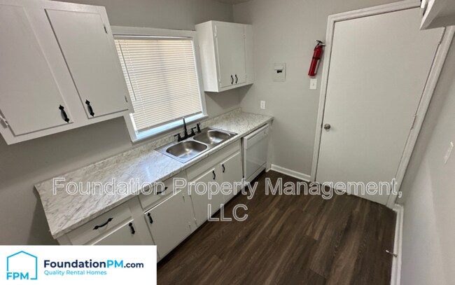Foto del edificio - 1092 Woodbury Rd