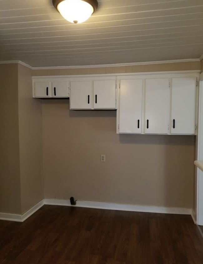 Building Photo - Newly Renovated LARGE 1 Bedroom /1 Bath Du...