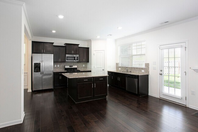 Building Photo - Gorgeous 4 Bedroom Home with Fenced in Bac...