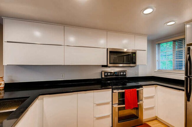 Building Photo - 1470 S Quebec Way