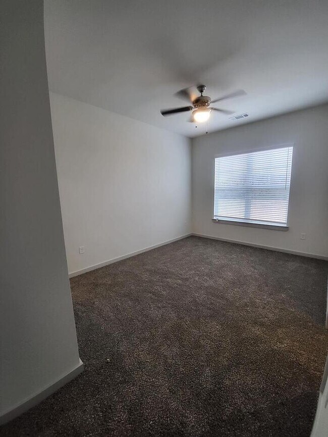 Building Photo - 9779 Fannin St