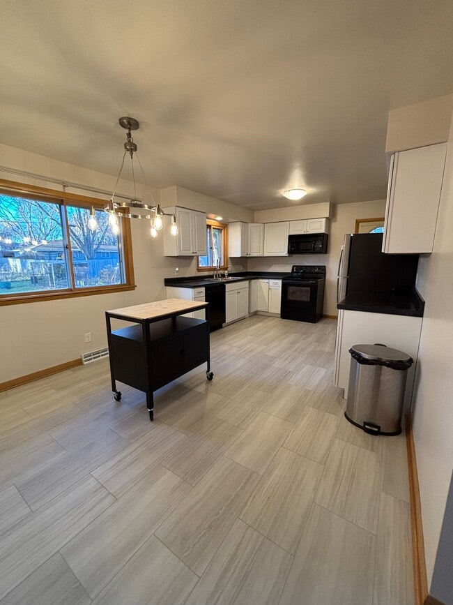 Building Photo - 4806 Goldfinch Dr