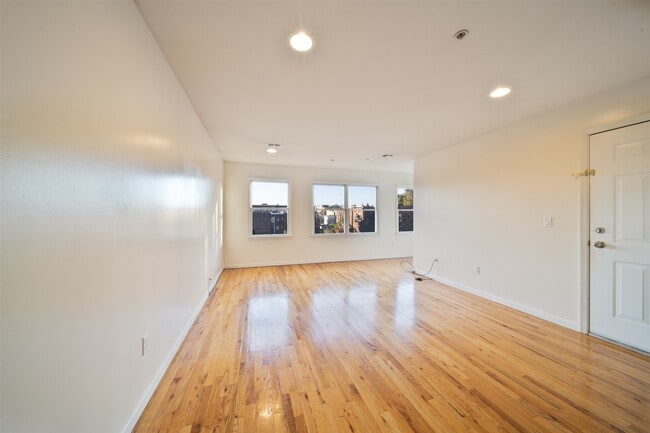 Building Photo - 82 Tuers Ave