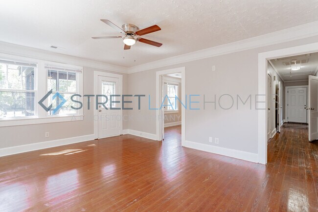 Building Photo - HOLIDAY SPECIAL! SIGN A LEASE BY NOVEMBER ...