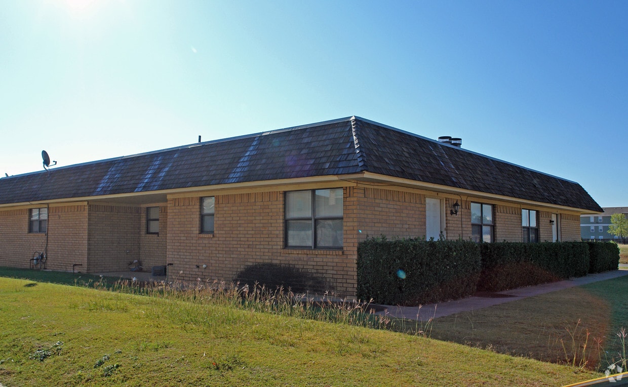 5808 - 5818 8th St - Flores Apartments