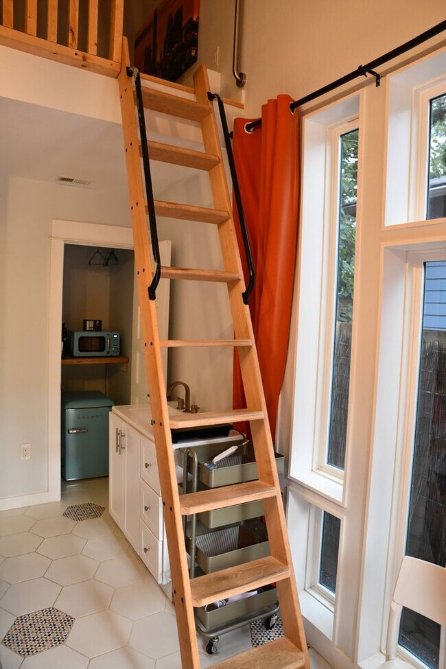 Building Photo - Charming Studio