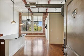 Building Photo - 1261 Caroline St NE
