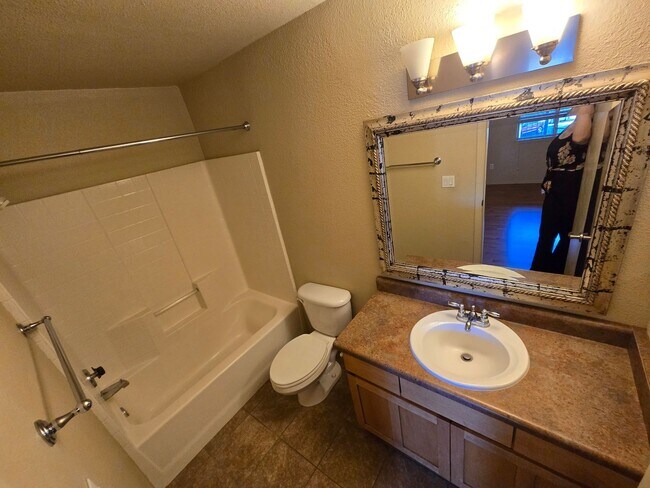 Building Photo - 2bd/2ba West-Flagstaff Condo -End-Unit - Near NAU/CCC! On NAU Bus Route! Students & Pets OK!! Ava...