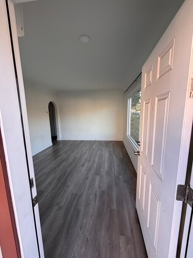 Entrada - 300 E Glenarm St