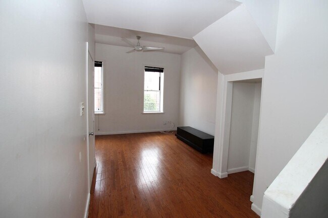Foto del edificio - Spacious bi-level one bedroom in Nolibs