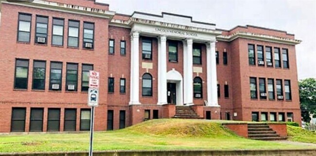 Foto del edificio - 1624 Lonsdale Ave