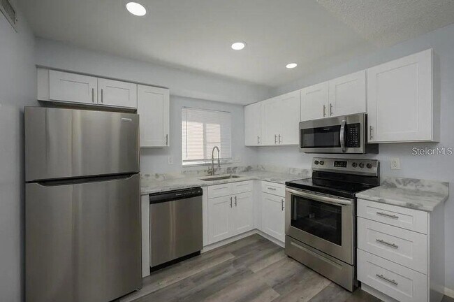 Building Photo - 2625 Pine Lake Terrace