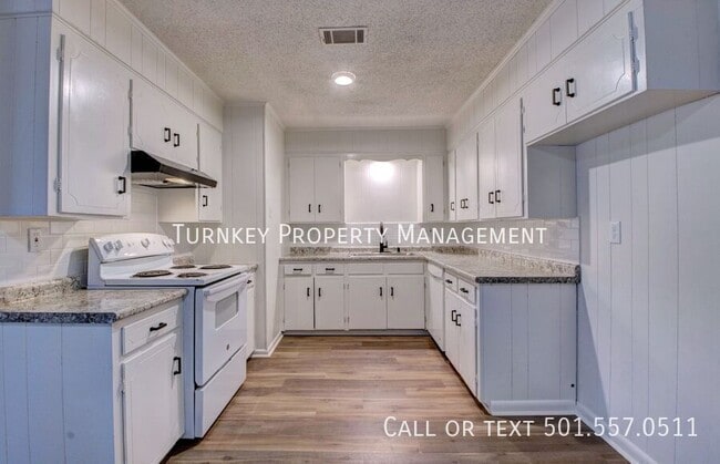 Building Photo - 1905 Labette Manor Dr