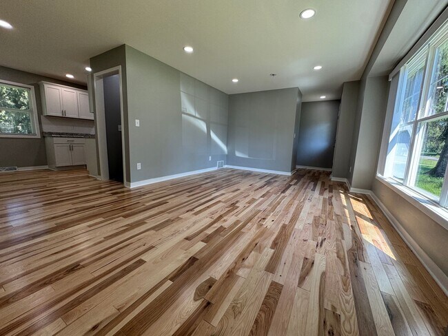 Foto del edificio - Stunning 5 Bedroom 2 Bathroom Home + Den i...