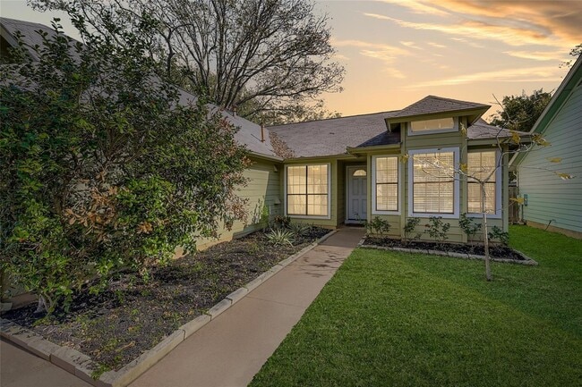 Building Photo - 9839 Briar Ridge Dr